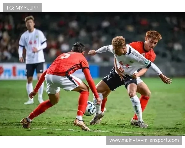 成都蓉城亚历斯祖抢断后直塞,拜合拉木插上形成单刀 成都蓉城亚历斯祖抢断后直塞,拜合拉木插上形成单刀